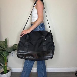 Béis the hanging duffle bag in black